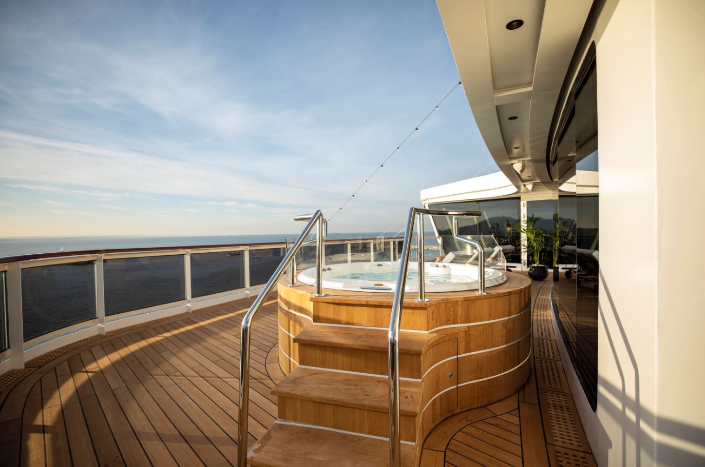 Seven Seas Splendor - Outdoor Jacuzzi Regent Suite
