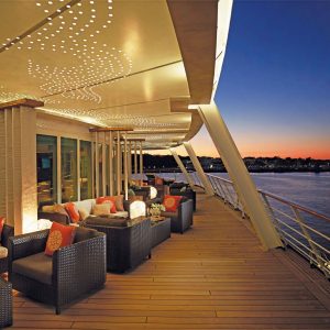 Seven Seas Voyager - Horizon Lounge aft deck