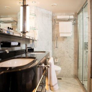 Seven Seas Explorer - Concierge Suite Bad