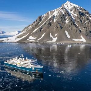 Minerva & Vega aussen Antarktis mit Fels