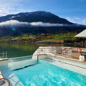 Ponant - Le Champlain - Pool am Heck