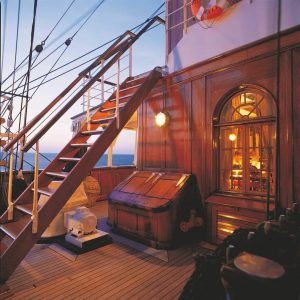 SeaCloud_Kreuzfahrten_SeaCloud_Aussenbereich_Treppenaufgang-1680x1683